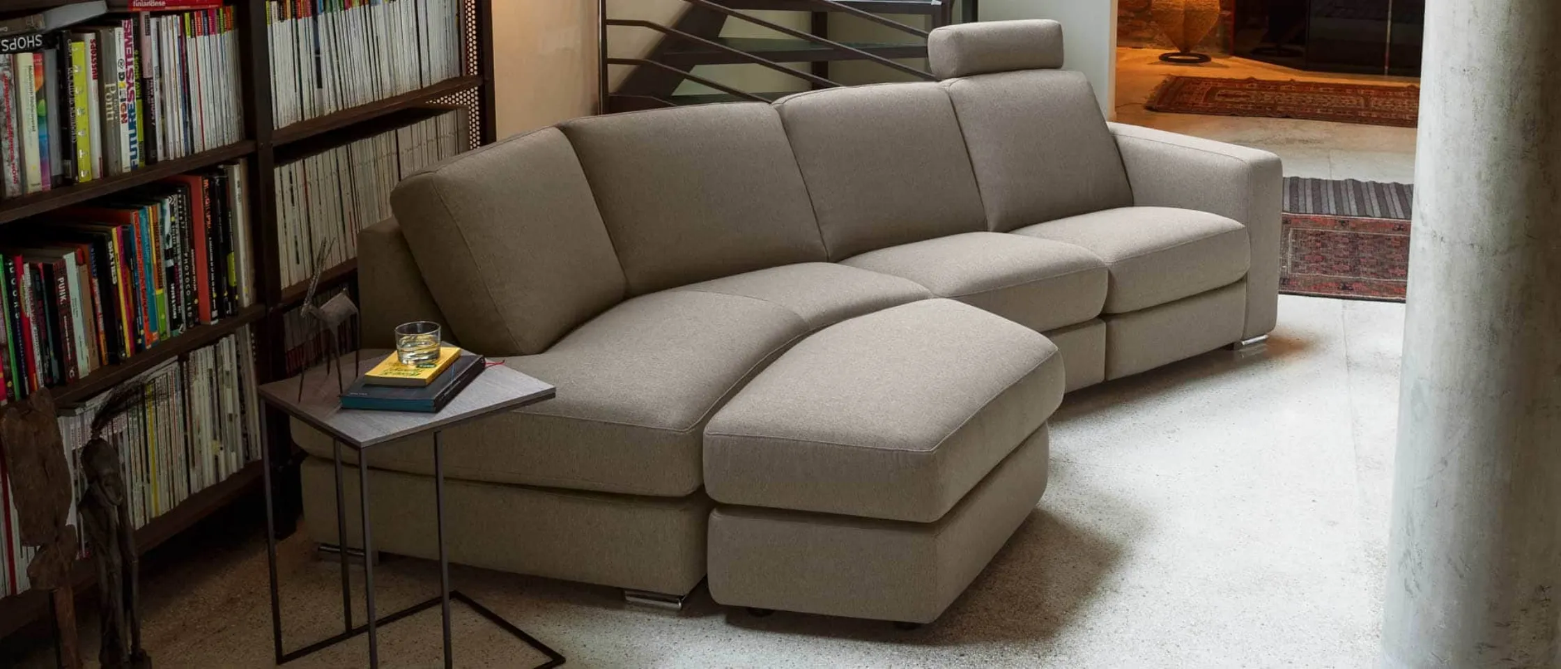 divano Dylan con terminale e pouf sagomato