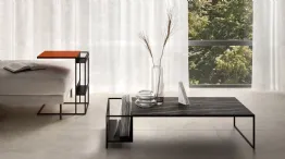 tavolino di design con vassoi porta oggetti