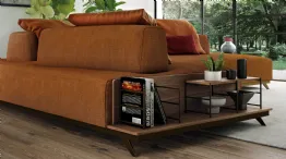 dettaglio libreria su divano design Newton