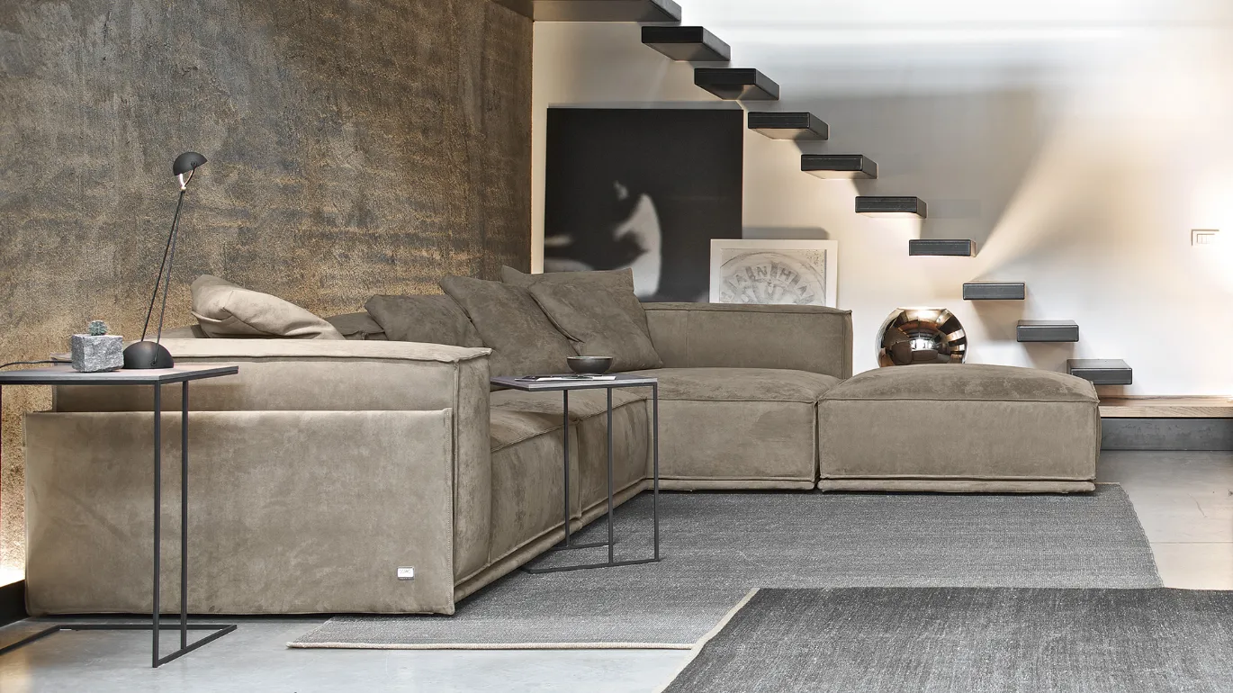 composizione angolare con pouf Roland