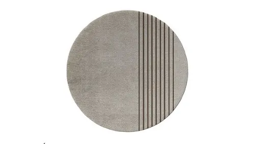 Round. tappeto dalla forma circolare spezzata da linee rette
