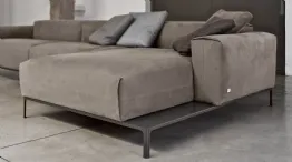 divano con base in metallo Spencer
